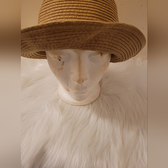Bluenotes Straw Hat for a Spring refresh Featuring a classic fit with a brim. - Picture 6 of 15